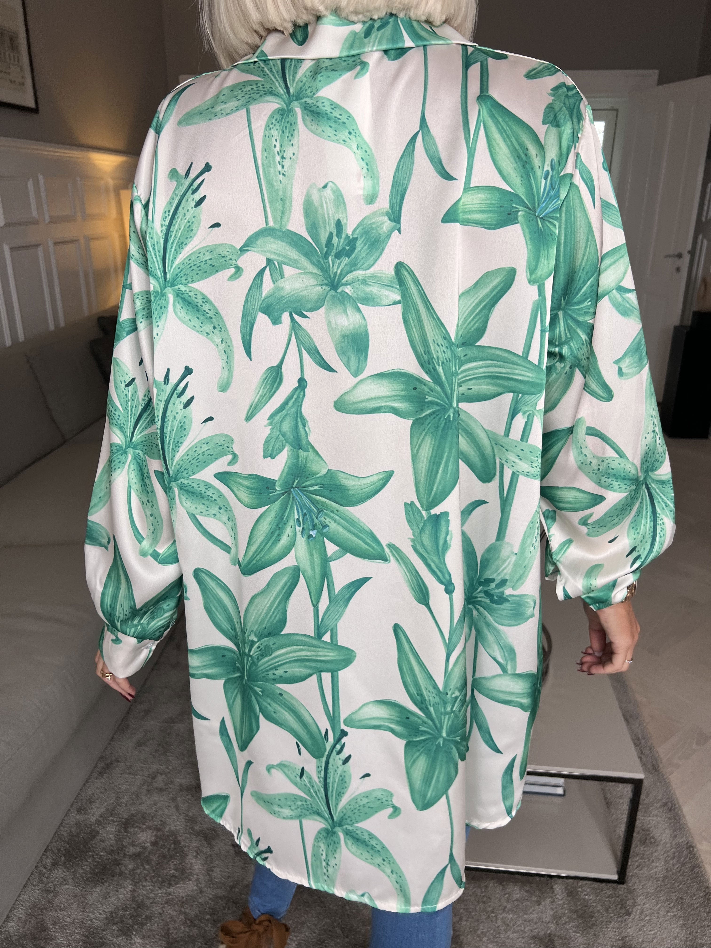 Paradise - Sød skjorte i silkelook med liljemotiver